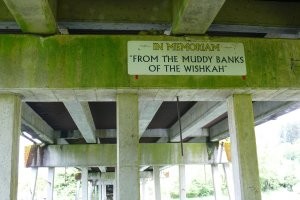 Ну,наконец-то. А то все памятники, которые недалеко от этого дома находятся, как-то неказисто выглядят. Под мостом постоянно можно фанатов встретить. Мне посчастливилось познакомиться со старым рокером, который поведал историю о том, лично Курта знал. Хотя может это из разряда сказок про Ленина и рабочих, которые помогали бревно тащить.