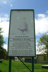 Ну,наконец-то. А то все памятники, которые недалеко от этого дома находятся, как-то неказисто выглядят. Под мостом постоянно можно фанатов встретить. Мне посчастливилось познакомиться со старым рокером, который поведал историю о том, лично Курта знал. Хотя может это из разряда сказок про Ленина и рабочих, которые помогали бревно тащить.