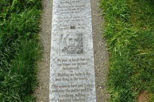 Ну,наконец-то. А то все памятники, которые недалеко от этого дома находятся, как-то неказисто выглядят. Под мостом постоянно можно фанатов встретить. Мне посчастливилось познакомиться со старым рокером, который поведал историю о том, лично Курта знал. Хотя может это из разряда сказок про Ленина и рабочих, которые помогали бревно тащить.