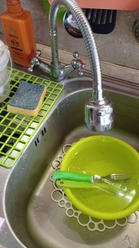 да он просто не прикрутил гусак )))
дома такой же один в один, уже несколько лет, норм кран, удобный.