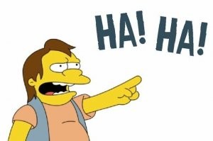 Нетерпеливый водитель оказался в кювете, пытаясь опередить новичка на дороге