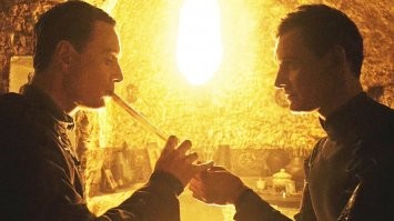 А я как-то не оценил мужика играющего на флейте другого мужика. И не я один такой.