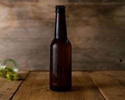 Это сколько же надо держать в руке малюсенькую, несчастную бутылочку пива, чтобы оно(пиво) там успело нагреться???