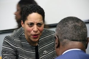 Дык, против них в суде обезьянка. И как только смертную казнь не потребовала?