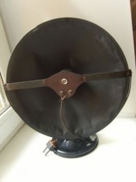 Подобную "тарелку" зритель мог видеть в фильме "Место встречи изменить нельзя" в сцене когда Жеглов допрашивает свидетеля в деле об убийстве Груздевой и они обсуждают время радиотрансляции футбольного матча
Типа как на фото ниже