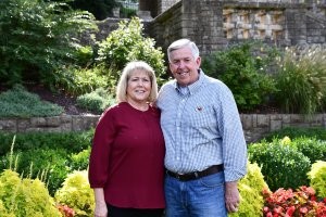 Губернатор с женой. Он по сути мог оказаться в точно такой же ситуации на месте этой пары. 
А вот прокурор - черная хрен знает что, даже на женщину толком не похожа. Она защищает своих черных и гомиков.

ПыСы: Губернатор - республиканец. Прокурор из демократической партии.