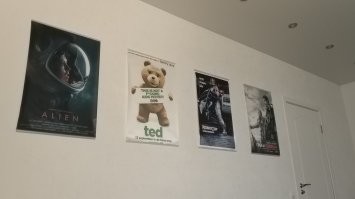 1. Заходи на КиноПоиск и качай картинку с исходным изображением на странице "Горячие головы 2", либо гугли с лучшим разрешением, чтобы чётче было.
2. Заходи на АлиЭкспресс и вводи в поисковую строку, например: постер на стену.
3. Как найдёшь магазин, который тебя устроит, списываешься с продавцом и говоришь ему, что тебя не интересуют представленные у него в магазине картинки, но у тебя есть своя. Они, как правило только - за, им пох, что печатать. Высылаешь ему скачанный постер с КиноПоиска, выбираешь размер, оплачиваешь и ждёшь посылку.

Ниже оставлю тебе сам постер (качество куёвое, большой не грузится, но это для примера), примерный магаз и фото моих картинок на стене, у меня комната некоего подобия кинотеатра, проектор, шторы блэкаут и всё такое. Короче, я у кетайцев заказал уже более 20-ти постеров, меняю под настроение)))

Удачи!

Ссыль на рандомный магаз, их там куча: