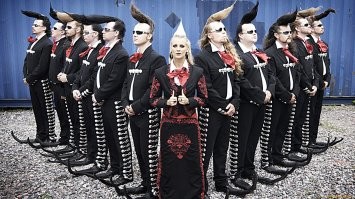 Leningrad Cowboys с 89 года носят такие ботинки,вдохновившись именно мексиканцами. Явно раньше 2009 го.