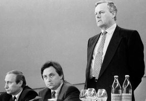 Бл+дь Нарусова, подсунув Главбандиту Питера тех времён Собчаку свою прижитую на стороне дочку-крысу, дальновидно пригласила на крещение другую крысу. Вова стал крёстным отцом твари, которая сейчас  прямо говорит о том, что ей мешают жить твари - русские люди. При этом абсолютно уверена в своей безнаказанности.. почему-то..
Отчим этой мрази в 90-е, в Питере элегантно уходил от всех скандалов, связанных как с Эрмитажем ( продал на Запад, сука, почти всё. Кучи трупов работников музея, пытавшихся что-то вякать..), так и с недвижимостью Питера.. Криминальная столица..
Вова же, исправно хреначил на металлолом на Запад славный Балтфлот и подлодки, стоявшие на БД..  Ху+е, они все почти чёрного цвета.. Чернуха.