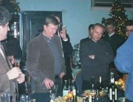 Бл+дь Нарусова, подсунув Главбандиту Питера тех времён Собчаку свою прижитую на стороне дочку-крысу, дальновидно пригласила на крещение другую крысу. Вова стал крёстным отцом твари, которая сейчас  прямо говорит о том, что ей мешают жить твари - русские люди. При этом абсолютно уверена в своей безнаказанности.. почему-то..
Отчим этой мрази в 90-е, в Питере элегантно уходил от всех скандалов, связанных как с Эрмитажем ( продал на Запад, сука, почти всё. Кучи трупов работников музея, пытавшихся что-то вякать..), так и с недвижимостью Питера.. Криминальная столица..
Вова же, исправно хреначил на металлолом на Запад славный Балтфлот и подлодки, стоявшие на БД..  Ху+е, они все почти чёрного цвета.. Чернуха.