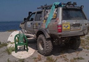 Ага, коровы, они такие. 
Мне тоже стул сломала. 
Ночью по лагерю прошлась, нагадила и стул сломала, гадина.