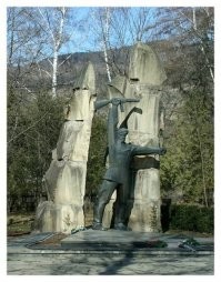 Вот же бл...Уроды. Там был ещё монумент партизанам -ковпаковцам, не нашел по нему инфы свежей.