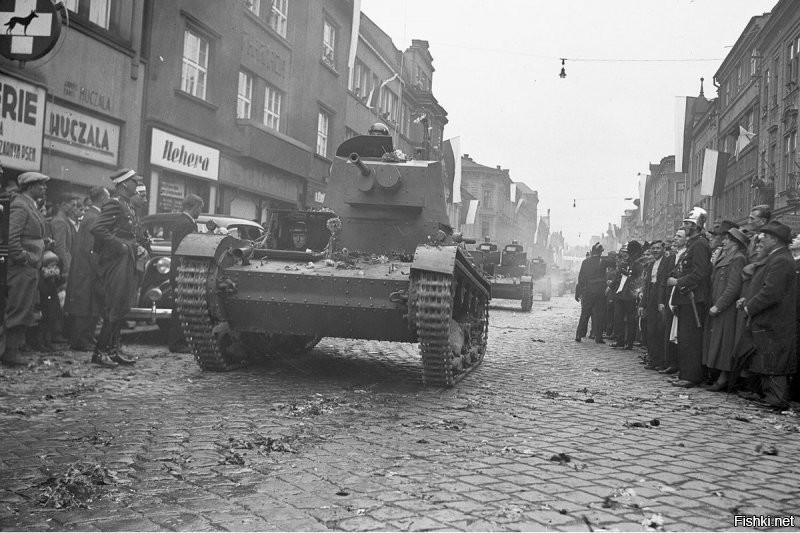 А вот советские оккупанты в польше....