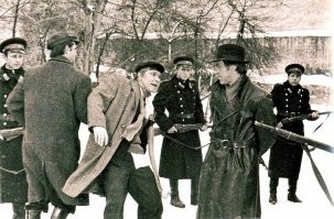 Вот где были враги на экране, а друзья в жизни. А в посте в основном просто актёры на съёмках общаются.