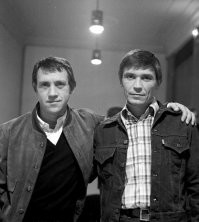 Вот где были враги на экране, а друзья в жизни. А в посте в основном просто актёры на съёмках общаются.