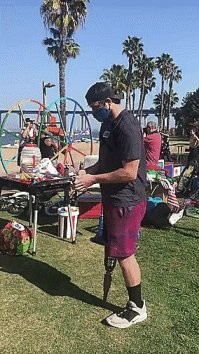 кажется я догадываюсь как он потерял ногу....