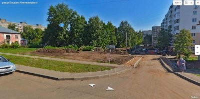 Прочитал коменты, объясняю:
"Во дворе дома по улице Богдана" означает что дом по улице, а ДТП во дворе дома (49/1).
54.80958135134352, 56.12757858286042