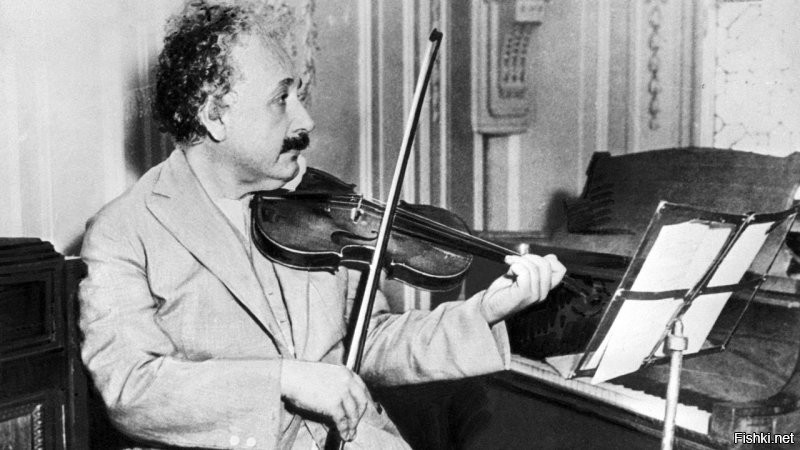 Лев Толстой слушает игру на скрипке Альберта Эйнштейна.
- "Нет, Альбертик, ты можешь быть кем угодно - великим физиком, гениальным химиком, я не удивлюсь, если ты откроешь даже теорию относительности. Но игра на скрипке - это не твоё".