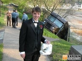 Наверно самая известная картинка из серии "Что здесь происходит?"