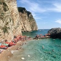 Шагу не ступить из-за платного инвентаря?!! Пляж, где шагу не ступить из-за платного инвентаря выглядит вот так (о. св.Николая, Будва):