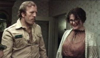 - Понимаете, когда он меня зашил, я его спросила: "А кто же будет распарывать меня перед сном?" И тогда он предложил мне стать его женой.
- Как это он предложил?
- Молча.