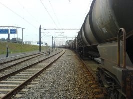 Естественно там все дебилы. Да и керосин прям из-под земли в аэропортах бьёт.