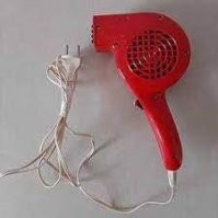 "Так в 1937 сушили волосы"
Обратите внимание на конструкцию слева вверху. А вот с помощью этого волосы завивали. Сверху на проводах свисали бигудюшки - каждая с отдельным подогревом.
А волосы так сушили и гораздо позднее - если чуть уменьшить блок тепловентилятора, то получится советский фен Аэлита-1 (фото ниже) К нему в комплекте шел такой-же шланг с шапкой на голову. У старшей сестры такой был. Тяжелый зараза.