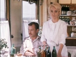 Кто узнает этот не самый популярный фильм? Мне нравится, есть в нём что-то ламповое... Заодно и актёра может угадаете, точнее, другую его роль.