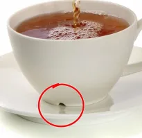 Эти щербинки для того, чтобы чашка не присасывалась к блюдцу и в посудомоечной машине в перевёрнутом состоянии на дне не скапливалась вода. Отлично придумано!