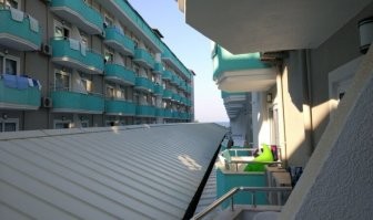 "Мне обещали вид на море из окна номера"
Справедливости ради - море же видно...