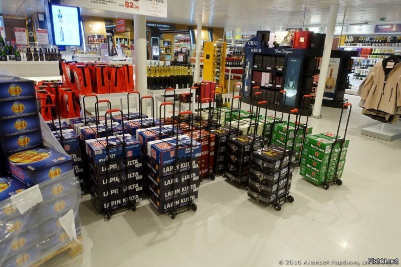 Паром Хельсинки-Таллин. Пиво дьюти-фри. Тележка,  на ней принайтовлены пять коробок пива, в одной коробке 24 банки пива по 0,333 литра.