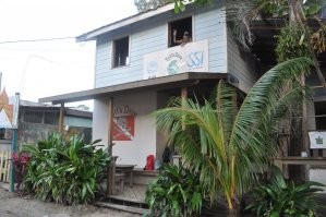 Я открою страшную тайну. Во всей центральной Америке стекла в окнах - редкость. Иногда ставят стеклянные жалюзи.
На фото Вест Энд, Роатан, Гондурас.