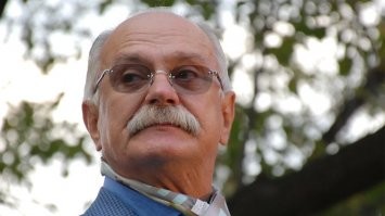 У этого самолёта, что на картинке, скорость под 400 км/ч. Но МихАлкову виднее.