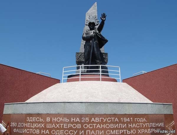 Так это не в первой! Одесситы в 1941 году бросили город и сбежали все. 

Город защищать приехали шахтёры, без оружия они вступили в бой, и уже трофейным оружием отстояли важную огневую точку, но практически все погибли в неравном бою. 

Эх Одесса!