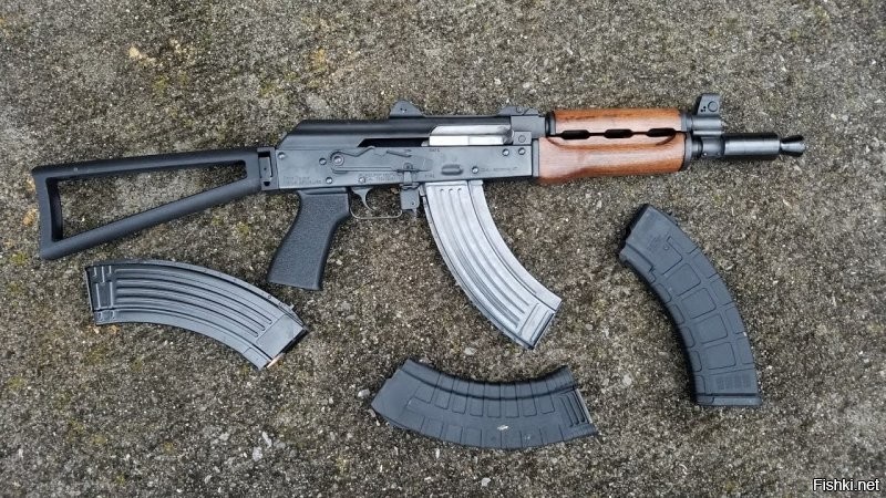 Вы не правы. У неё в руках югославский M92. Фактически та же «ксюха», но под патрон 7,62х39. В АКС-74У используется патрон 5,45х39.
Разница видна по форме магазина.