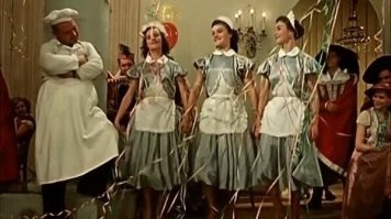 Бытует мнение, что в роли шеф-повара в "Карнавальной ночи" снялся сам Рязанов, возможно, что эта информация взята из его труда "Неподведённые итоги", но подтвердить или опровергнуть это мнение мне пока не удалось.