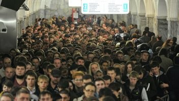 да положено им улыбаться или премии лишат,показываем что мы живем в самой счастливой стране,а то уже некоторые когда приезжают в Россию и поездив в метро  считают что русские не умеют улыбаться.