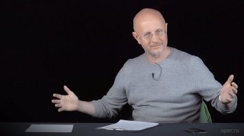 Что бы полностью понять фильм и погрузиться в атмосферу бытия американских военных тех лет смотреть этот, не побоюсь сказать, шедевр только в переводе Гоблина.