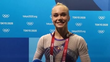 Пример: Ангелина Мельникова
Известная чемпионка по спортивной гимнастике, девчонка умница и большой молодец...
Но именно что её неестественная натянутая и ОДИНАКОВАЯ улыбка выглядит крайне странно