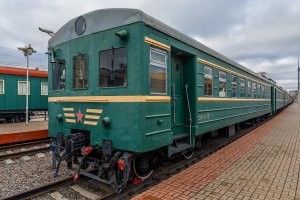 Загадка: Длинное, зеленое, много рук, много ног, пахнет колбасой.
Забайкалье, начало 70-х. Чтобы что-то было поесть в семье служащих из 4-х человек, детей-детсадовцев посылали в рабочую столовую за супом с бидончиком, родителям было стыдно идти за супом. В магазинах райцентра кроме зеленого чая, лука и консервированных кальмаров пожрать, грубо говоря, ничего не было.