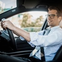 Потенциально опасен любой из них, как и тот кто ссыт переходить дорогу на зеленый. Потому как башкой не вертят, уши затыкают, резко выбегают и т.д и т.п