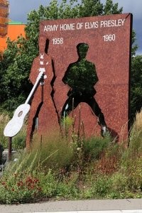 Живу в 25 километров от Бад Наухейма и не знал, обязательно поеду.
Памятник при вьезде во Фриедберг.