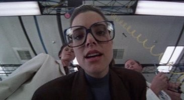 Автор - молодцом! Очень интересная статья. Один момент: настоящего инфракрасного сканера не существует (в том представлении, что в фильме))) Только рентгеновский спектр может просветить стену, но это другой волновой диапазон - "теплое" на нем не видно. 
PS. актеры все до одного хороши! 
Небольшой доп: Тайлер (ученая из команды OCP) - Сейдж Паркер (в фильме ей 36 лет). Тоже эпизодическая, но очень запоминающаяся роль. Вообще поражает то, насколько живые и органичные персонажи второго плана были раньше.