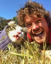 Кота уже тошнит от этих селфи.