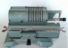 Однажды, в конце 90-х, занимались демонтажом старого оборудования на полуразрушенном заводе непонятного направления, здание готовили под переделку в бизнес-центр, всё ненужное и мусор носили на помойку, в очередной раз пришли и увидели что другая бригада вывалила туда кучу механических счётных машинок типа "Феликс" и пар 30 новый армейских "говнодавов" разных размеров, "Феликс" до сих пор дома у меня лежит, а обувью рабочей мы были обеспечены надолго, что по размеру не подходило - раздали друзьям-знакомым.