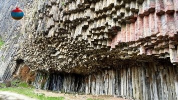 Базальтовые столбы. В Армении есть похожее явление.