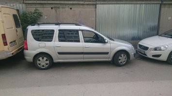 не на столько кншн, но ведро своё без всяких парктроников-камер парковал так. а нормальный авто, да с камерами, не говоря про автопарковку, ваще не вопрос.