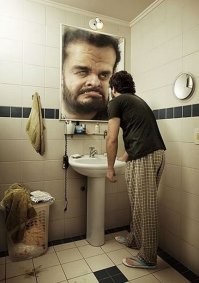 Да не фотошоп это. Вот я сегодня утром в ванной морду незнакомого мужика увидел в зеркале - обернулся, ан нет сзади никого.
 Только к обеду исчез. 
 Опять меня, красавчика, зеркало показывает!