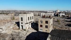 жжжъешь чувак нет его давно и работать там нечему
видишь на заднем фоне длинное строение - это проходная
вот все что осталось от Тракторного.