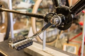 Идея приводов без цепи появилась в конце XIX века.  Первые устройства разработали в 1890 году одновременно США и  Великобритания. Американская компания Pope Manufacturing Company, выкупила права на разработку  устройства.
Вскоре и  французские разработчики выпустили первый велосипед без цепи, которые вскоре стали производить массово.